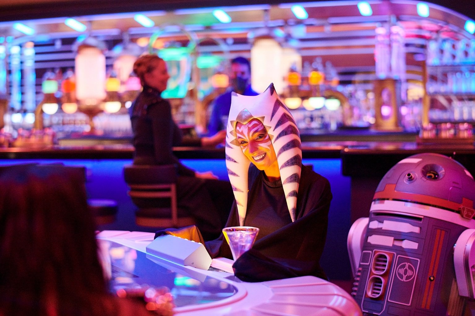 A Togruta passenger on board the Star Wars Galactic Starcruiser enjoys a cocktail
